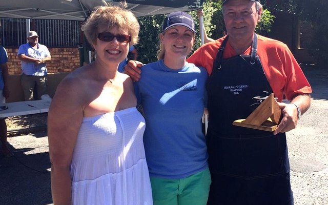 Die Stranddiensspan se Potjiekos-wenners, met Renata (links) en Handri (regs) en die Stranddiensspan se Shirné Nel in die middel